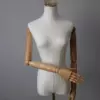 Женский манекен с золотой короной